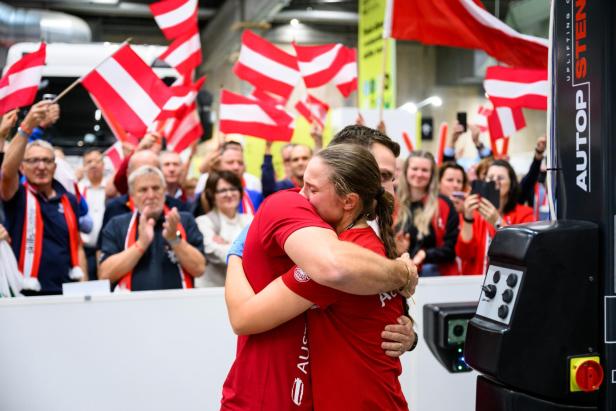 Leonie Tieber umarmt ihren Trainer beim Finale. Leonie Tieber umarmt ihren Trainer beim Finale.