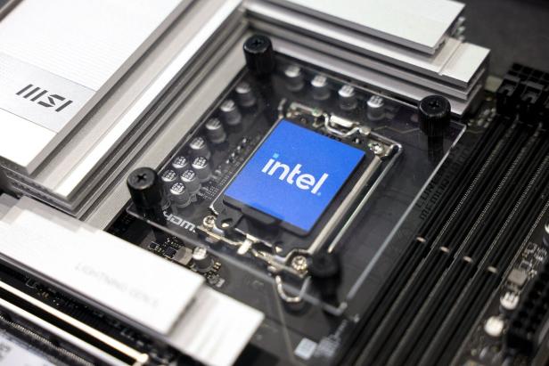FILES-US-TECHNOLOGY-SEMICONDUCTORS-AI-NVIDIA-INTEL Ein Intel-Prozessor auf einem MSI-Motherboard.