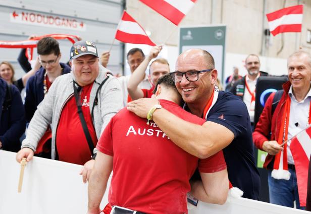 Jürgen Kraft beim EuroSkills-Finale Jürgen Kraft umarmt bei den Skills einen Teilnehmer.