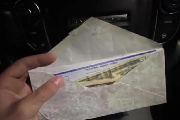 Geldumschlag an der Tankstelle gefunden: Auf Facebook fand man schnell die Besitzerin. Im Umschlag befanden sich mehrere Hundert US-Dollar.