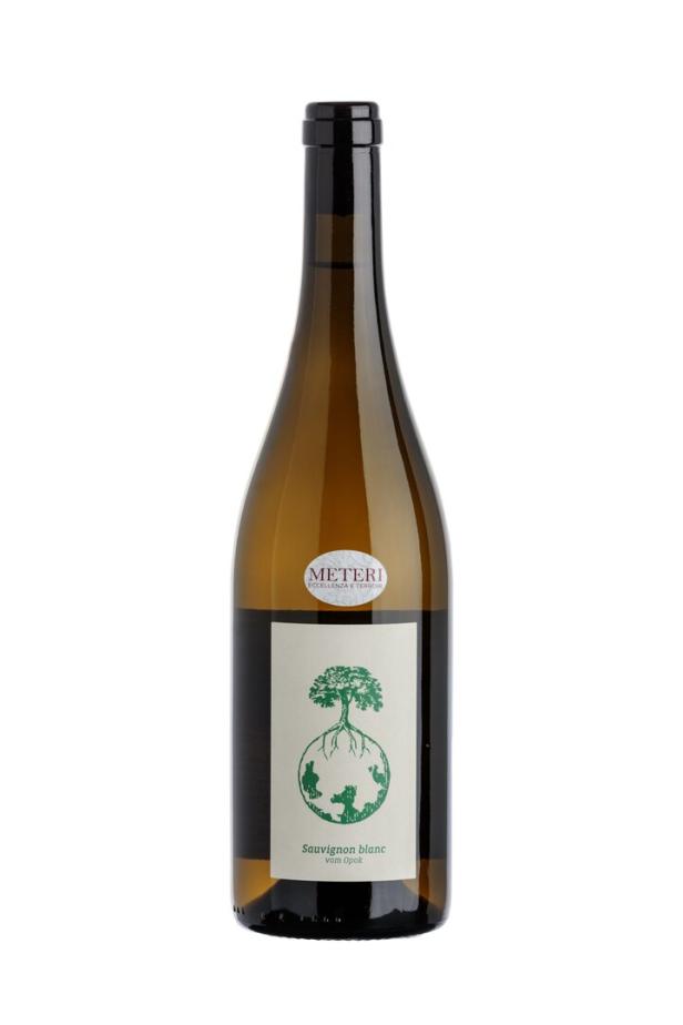 Eine Flasche Sauvignon Blanc vom Opok mit einem Baum- und Tiermotiv auf dem Etikett.