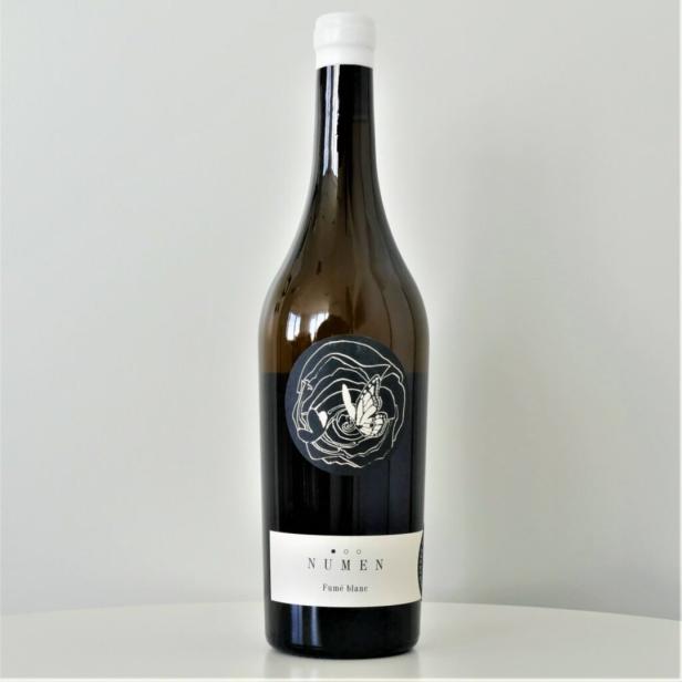 Eine Flasche „Numen“ Fumé Blanc Weißwein mit einem Etikett mit Schmetterlingsmotiv.