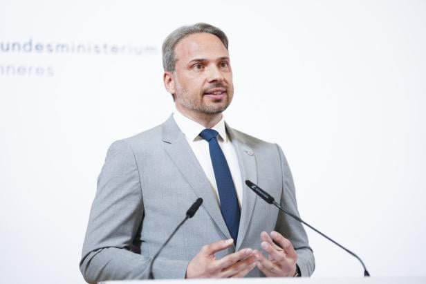PK INNENMINISTERIUM "AKTUELLE MASSNAHMEN IN DER SCHLEPPEREIBEKÄMPFUNG?: CSEFAN