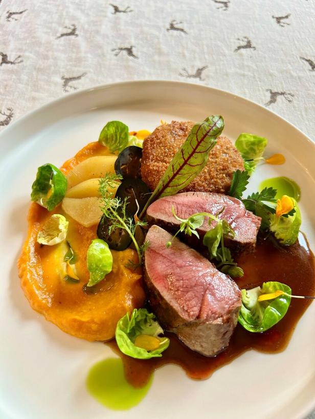 Rosa Keule und Butterschnitzel vom Reh mit Kürbis angerichtet auf einem weißen Teller.