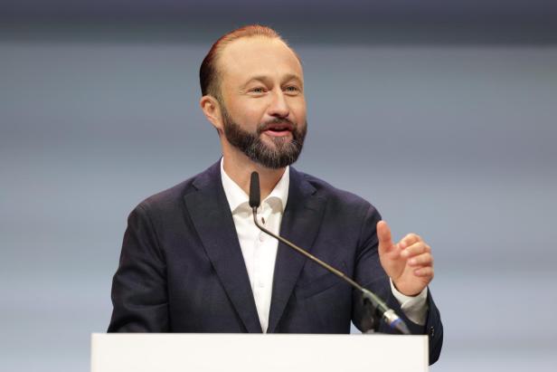 Max Lercher spricht in Mikrofon
