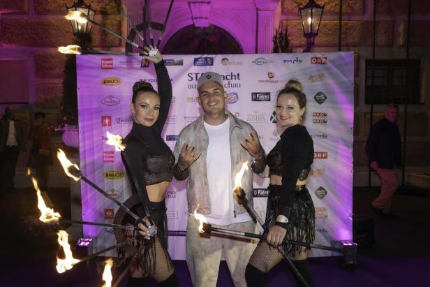 Pietro Lombardi mit den zwei Frauen, die eine Feuershow gemacht haben