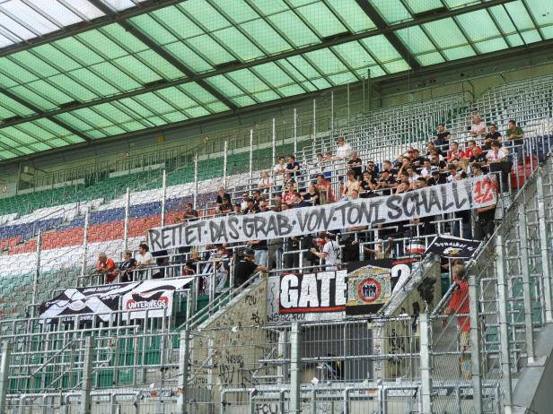 Die Admira-Fans erinnern an Goalgetter Schall und dessen Grab.