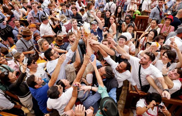 TOPSHOT-GERMANY-BEER-FESTIVAL-OKTOBERFEST