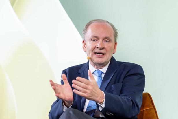 Autor Ferdinand von Schirach beim Interview, er gestikuliert.