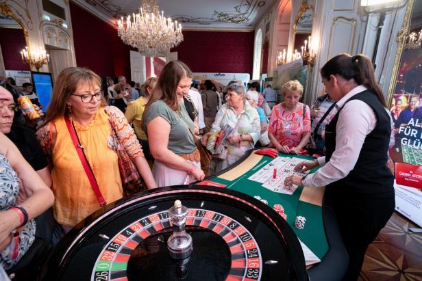 Roulette-Spieler an einem Tisch in der Wiener Hofburg.