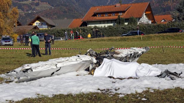 Die Trümmer eines abgestürzten Flugzeugs liegen auf einer Wiese.