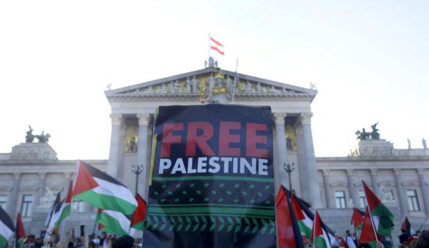 DEMONSTRATION PALÄSTINA SOLIDARITÄT ÖSTERREICH "SANKTIONEN GEGEN ISRAEL - JETZT SOFORT DEN GENOZID UND DEN HUNGERMORD STOPPEN!"