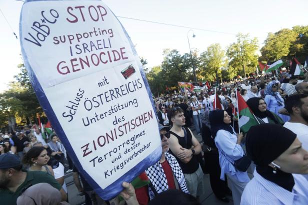 DEMONSTRATION PALÄSTINA SOLIDARITÄT ÖSTERREICH "SANKTIONEN GEGEN ISRAEL - JETZT SOFORT DEN GENOZID UND DEN HUNGERMORD STOPPEN!"
