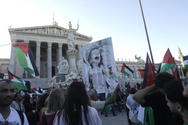 DEMONSTRATION PALÄSTINA SOLIDARITÄT ÖSTERREICH "SANKTIONEN GEGEN ISRAEL - JETZT SOFORT DEN GENOZID UND DEN HUNGERMORD STOPPEN!"