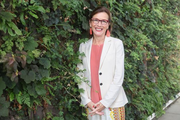 Ursula Wiedermann-Schmidt posiert vor einer grünen Wand.