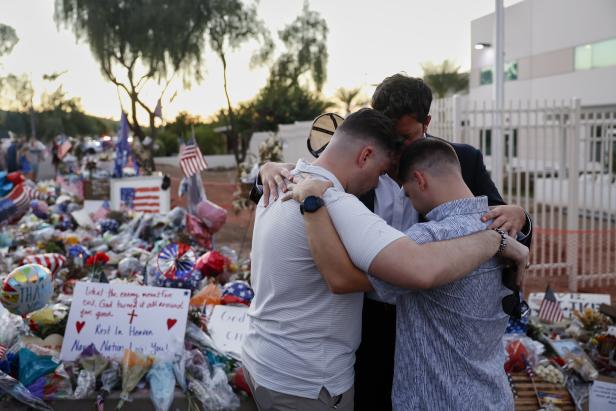 Menschen trauern um den Tod von Charlie Kirk vor einem Gedenkgottesdienst in Phoenix, Arizona.