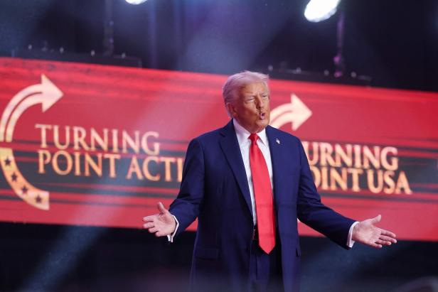 Donald Trump spricht bei einer Veranstaltung von „Turning Point USA“.