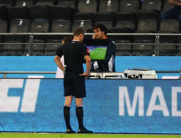 Der VAR sollte dem Schiedsrichter helfen.