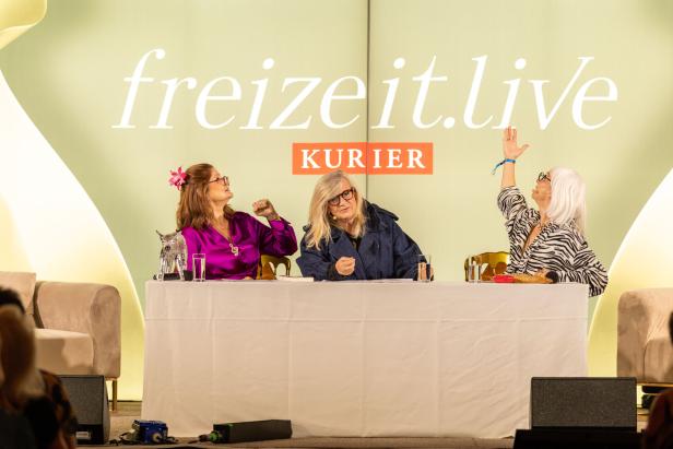 Drei Frauen sitzen an einem Tisch vor dem „freizeit.live“-Logo des Kurier.