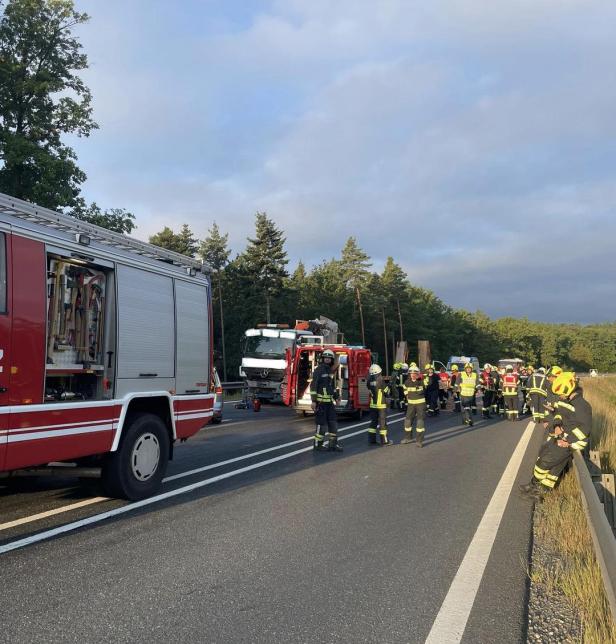 Nach einem tödlichen Unfall in Maissau stehen Feuerwehrleute auf der Straße. Nach einem tödlichen Unfall in Maissau stehen Feuerwehrleute auf der Straße.