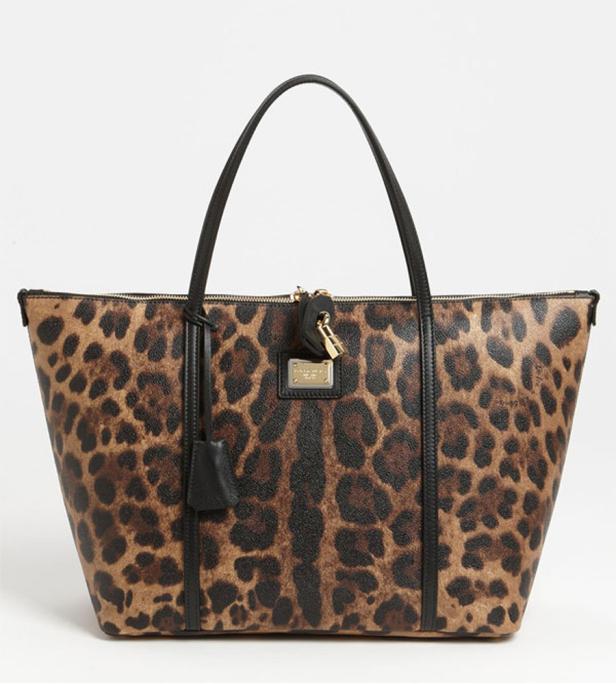 Eine Handtasche mit Leopardenmuster und schwarzen Henkeln von Dolce & Gabbana.
