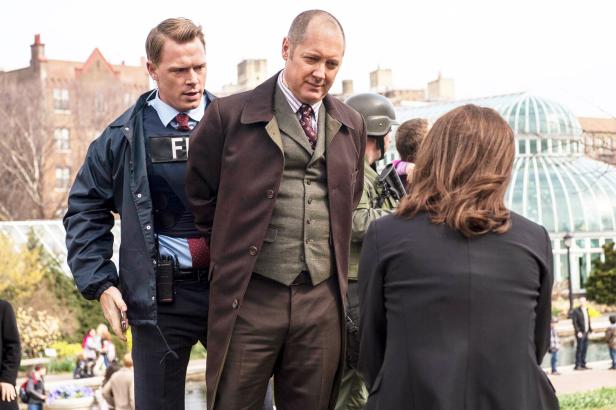 James Spader als Raymond „Red“ Reddington in der Serie „The Blacklist“ wird von einem FBI-Agenten bewacht.