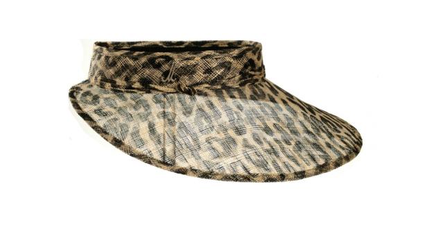 Ein Visor mit Leopardenmuster liegt vor einem weißen Hintergrund.