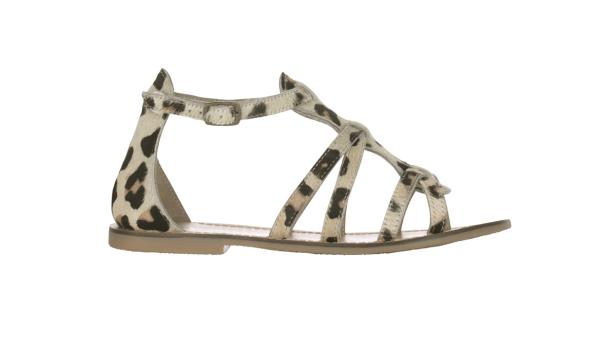 Eine Sandale mit Leopardenmuster und Riemchen auf einem weißen Hintergrund.