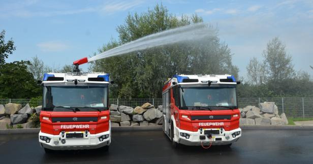 zwei vollelektrische Einsatzfahrzeuge