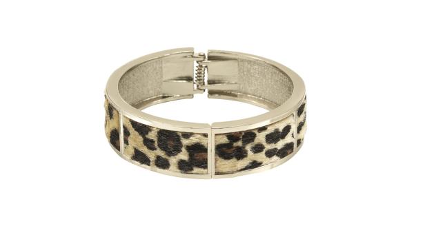 Ein Armreif mit Leopardenmuster und silberfarbenen Akzenten.