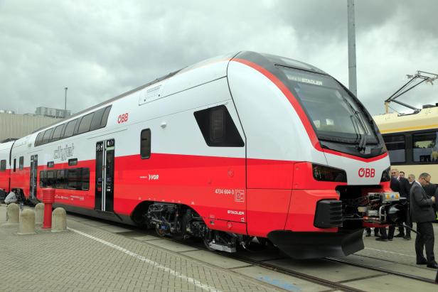 Ein rot-weißer Cityjet-Doppelstockzug der ÖBB auf einem Bahnhofsgleis.