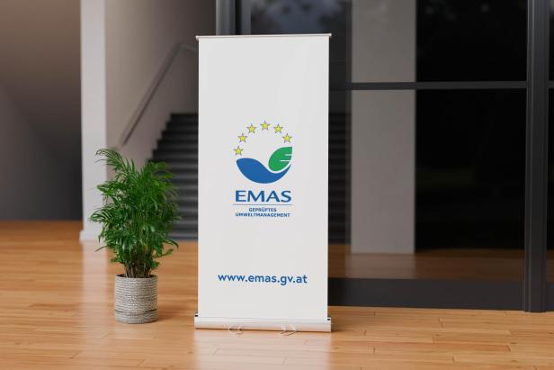 Geprüfte Umweltleistungen mit EMAS: Sicherheit für Unternehmen und Behörden Ein Roll-Up-Banner mit dem EMAS-Logo und der Aufschrift „Geprüftes Umweltmanagement“.