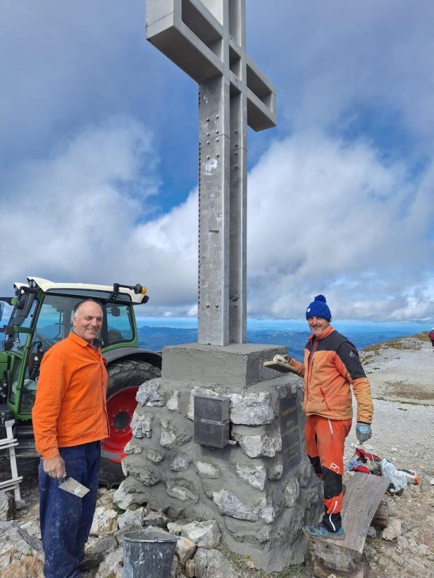 Karl Tisch und ehrenamtliche Helfer sanieren das Gipfelkreuz auf dem Klosterwappen am Schneeberg
