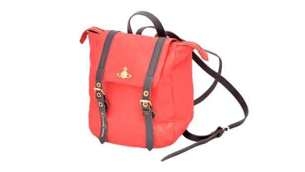 Ein roter Rucksack von Vivienne Westwood mit schwarzen Riemen und goldenen Akzenten.