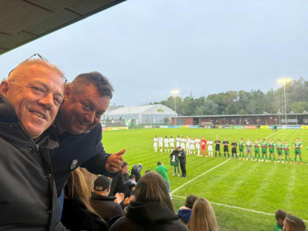 Auch der frühere Torhüter des FC Basel, Christian Reinwald (li.), war unter den Besuchern im Bruno-Pezzey-Stadion