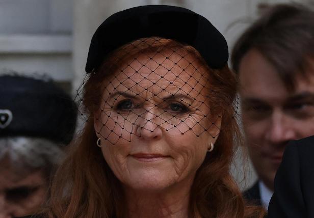 Sarah Ferguson.jpg Sarah Ferguson trägt einen schwarzen Hut mit Schleier.