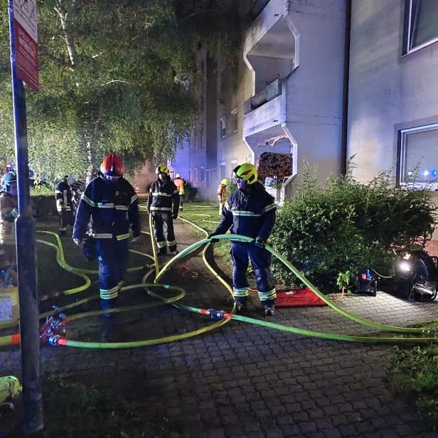 Der Löscheinsatz der Feuerwehr bei dem Brand in Fischamend