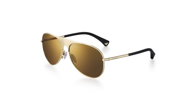 Eine goldene Pilotenbrille von Emporio Armani mit braunen Gläsern vor einem weißen Hintergrund.