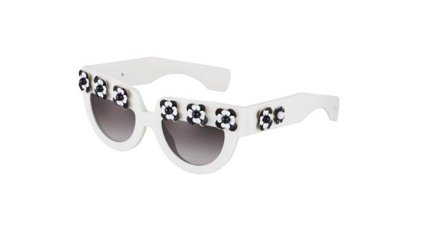 Eine weiße Prada-Sonnenbrille mit Blumenverzierungen.