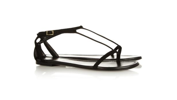 Ein Paar schwarze Ledersandalen mit filigranen Riemchen auf einem weißen Hintergrund.