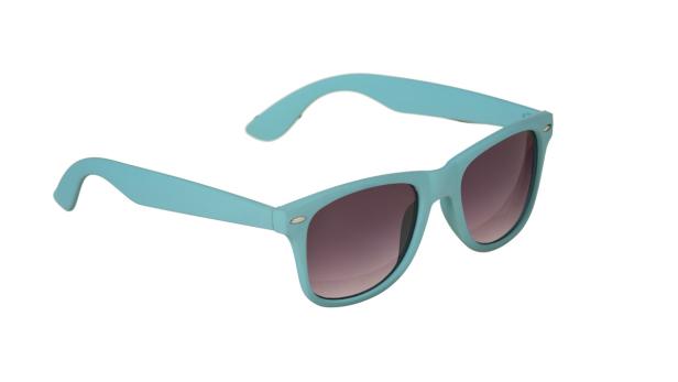 Eine hellblaue Sonnenbrille mit dunklen Gläsern vor einem weißen Hintergrund.