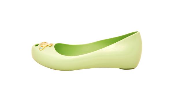 Ein hellgrüner Ballerina-Schuh mit einem goldenen Gitarren-Ornament.