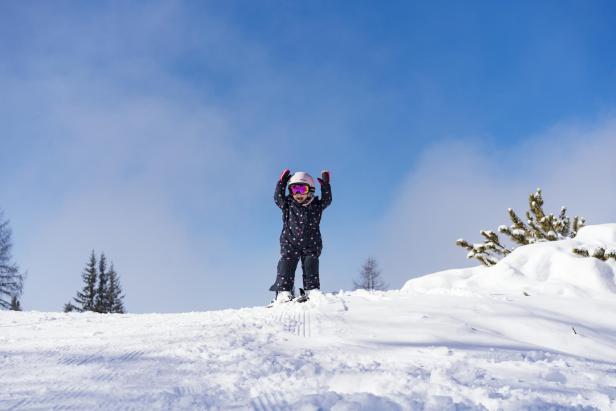 Ein Kind spielt im Schnee 