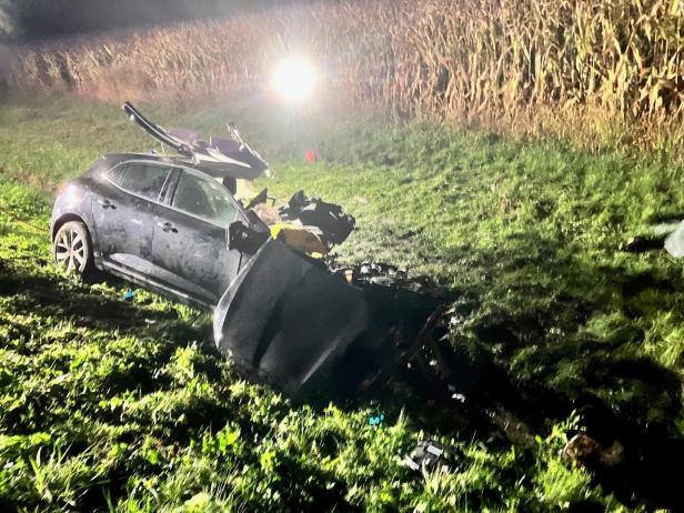 Der Wagen der Frau wurde in den Straßengraben geschleudert und kam halb auf der Böschung, halb in einem Graben zum Stillstand. 