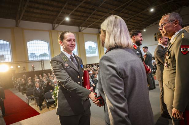 Unter den 76 neuen Berufsoffizieren des Bundesheeres sind auch vier Frauen