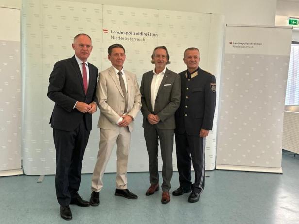 Innenminister Gerhard Karner, Stefan Pfandler, Josef Deutsch und LPD-Chef Franz Popp