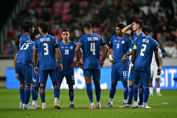 Spieler von Israels Fußball-Nationalteam in Blauen Dressen