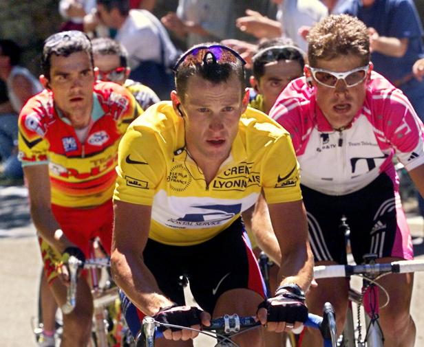 Radrennfahrer Lance Armstrong und Kontrahenten ohne Helm