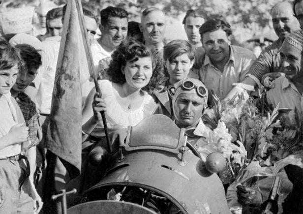 Formel-1-Fahrer Juan Manuel Fangio mit Lederkappe statt Helm