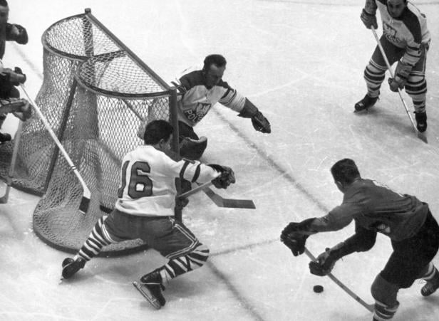 Ein Eishockeymatch 1964 bei Olympia in Innsbruck, bei dem die Spieler keine Helme tragen